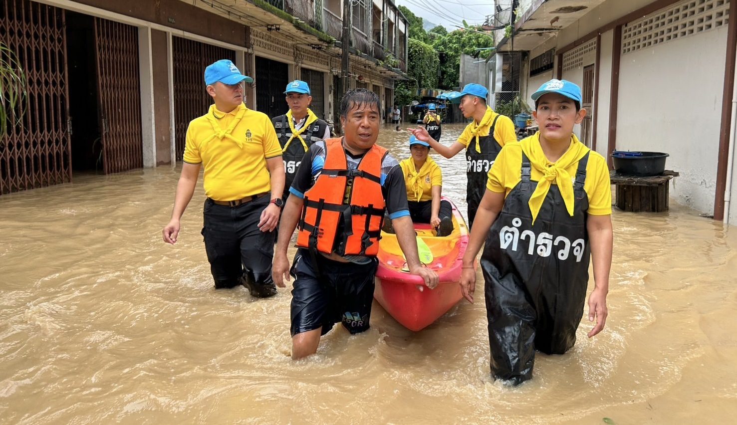 สภ.ไม้เรียง ลงพื้นที่ช่วยเหลือน้ำท่วม